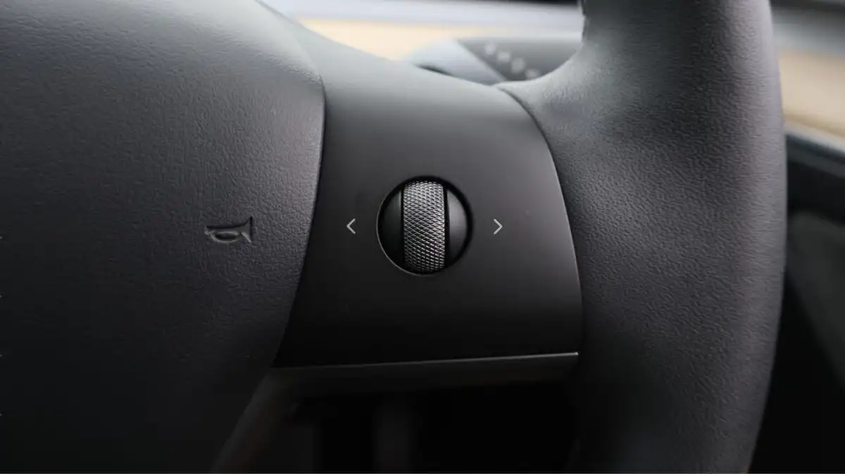 2022-tesla-model-y-e-long-range-big-38