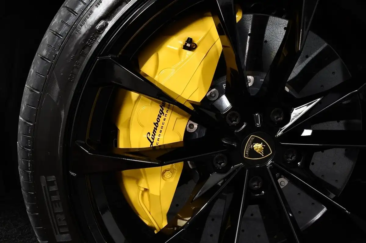 2024-lamborghini-urus-40-no-trim-big-16