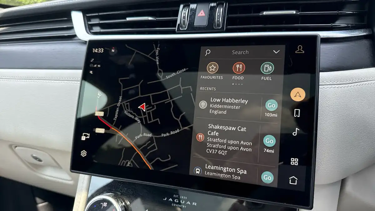 2024-jaguar-f-pace-20-d200-r-dynamic-hse-black-big-10