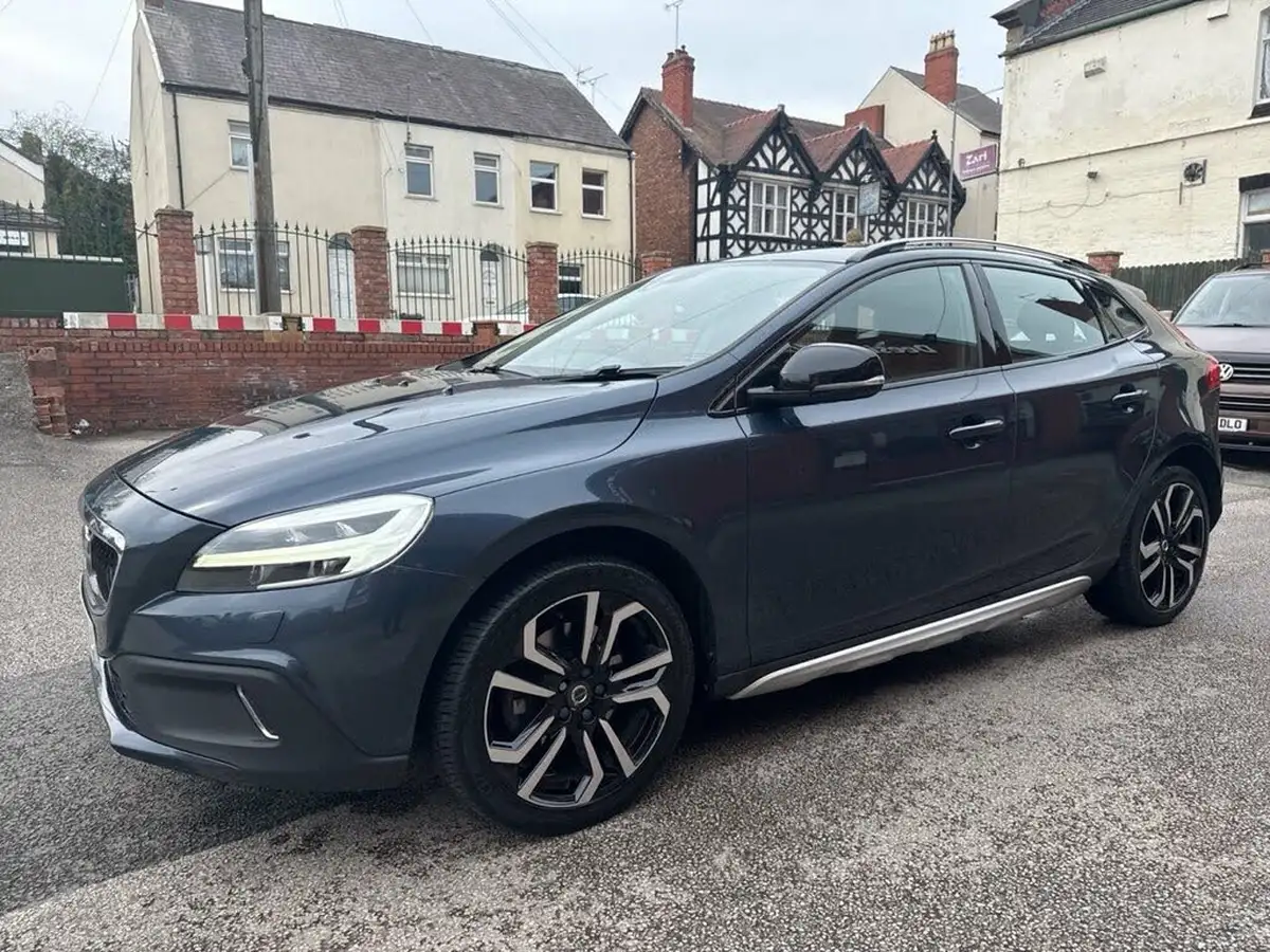 2018-volvo-v40-20td-d2-cross-country-pro-big-1