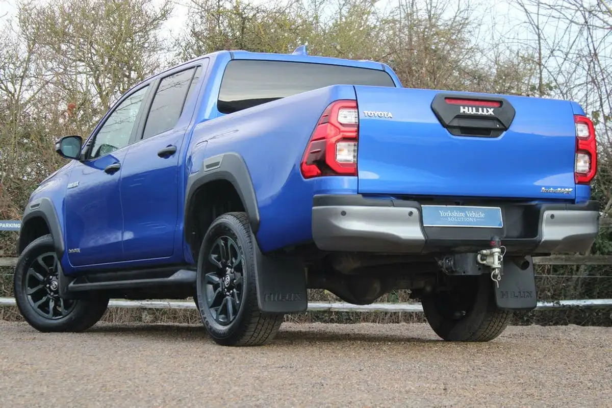2023-toyota-hi-lux-28d-4d-invincible-x-2754cc-auto-big-2