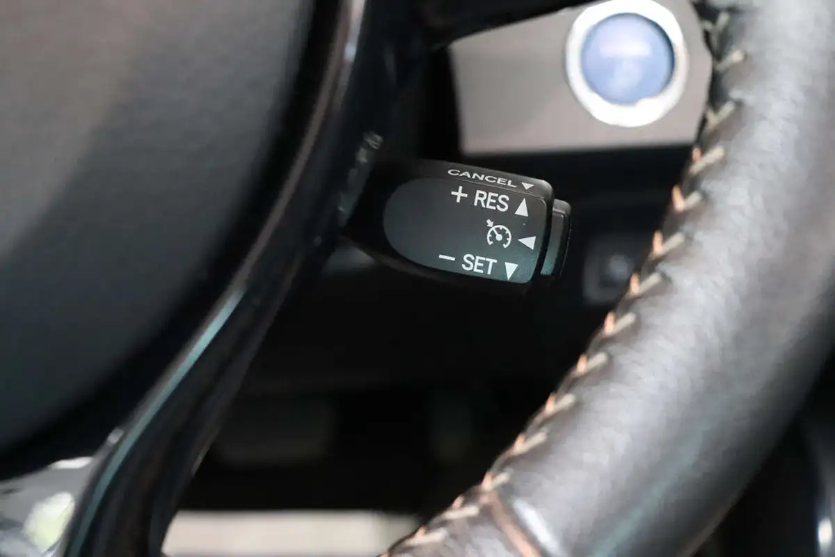 2020-toyota-yaris-15-vvt-i-icon-98bhp-hybrid-1497cc-e-cvt-big-50
