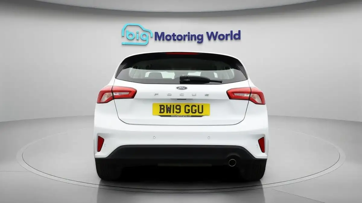 2019-ford-focus-15-zetec-120ps-hatchback-big-6