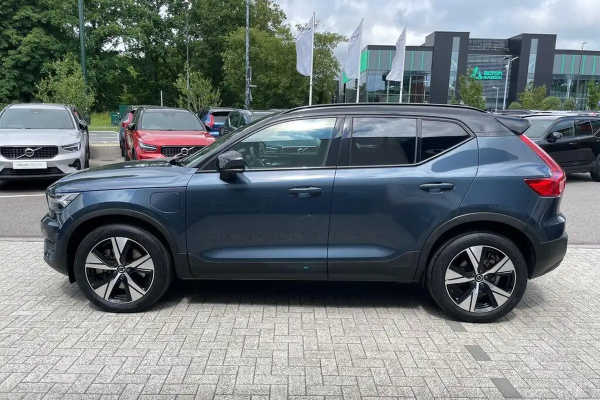 2022-volvo-xc40-15-t4-r-design-big-9