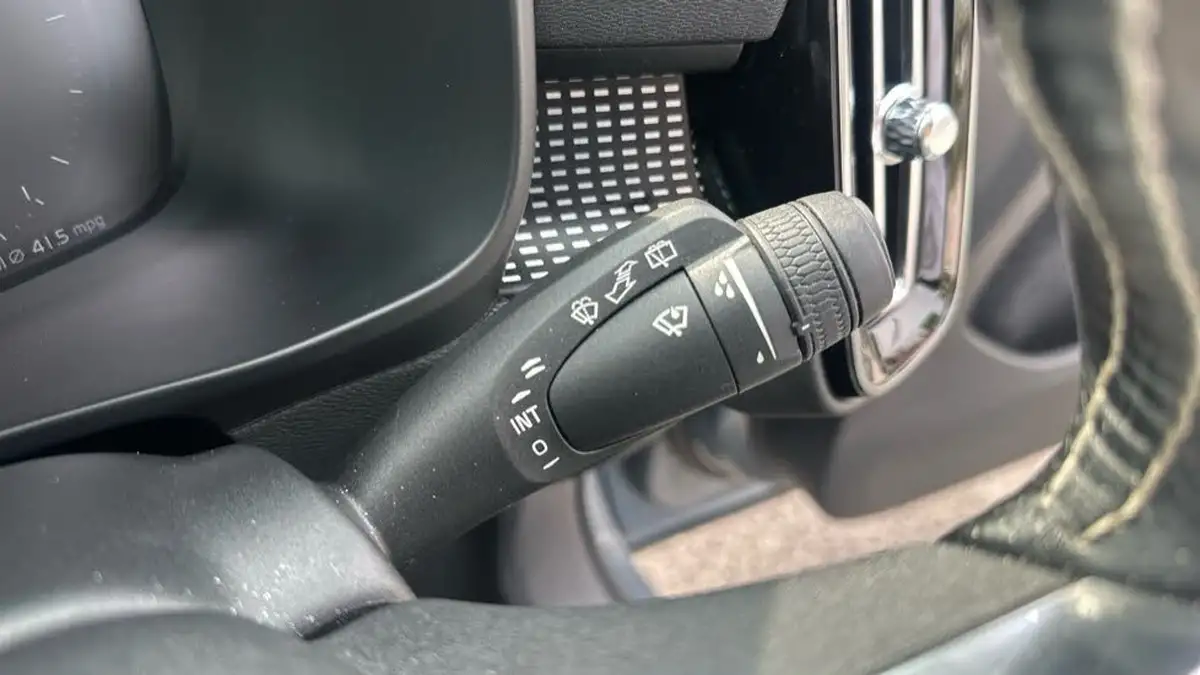 2020-volvo-xc40-20td-d4-r-design-big-32