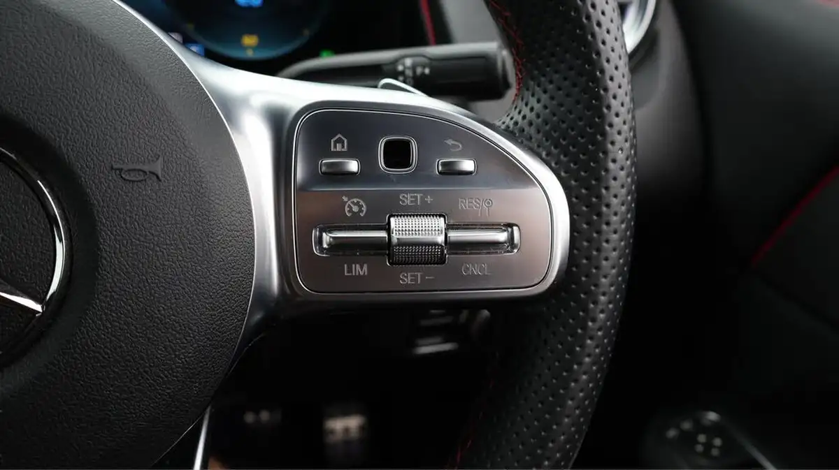2023-mercedes-benz-eqb-e-300-amg-line-big-23