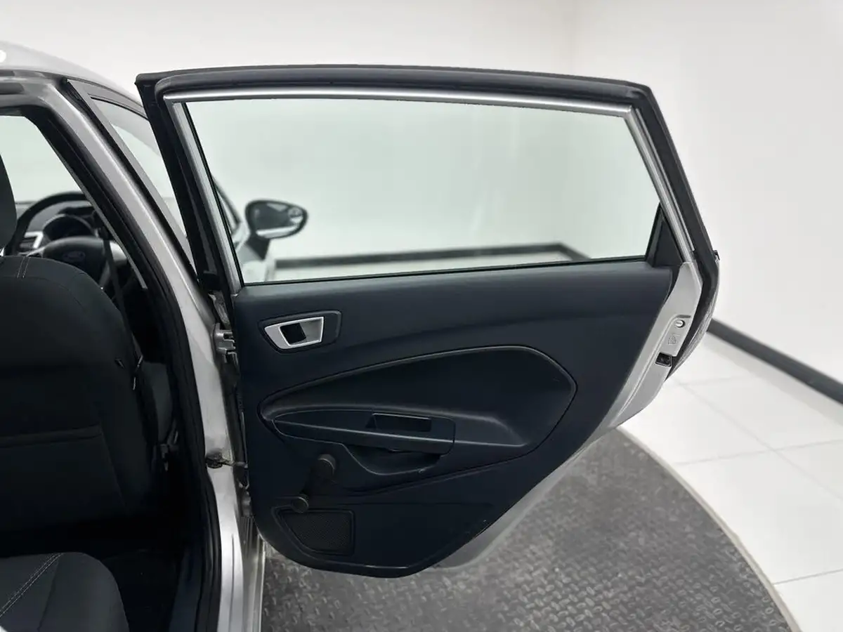 2012-ford-fiesta-125-zetec-5d-big-21