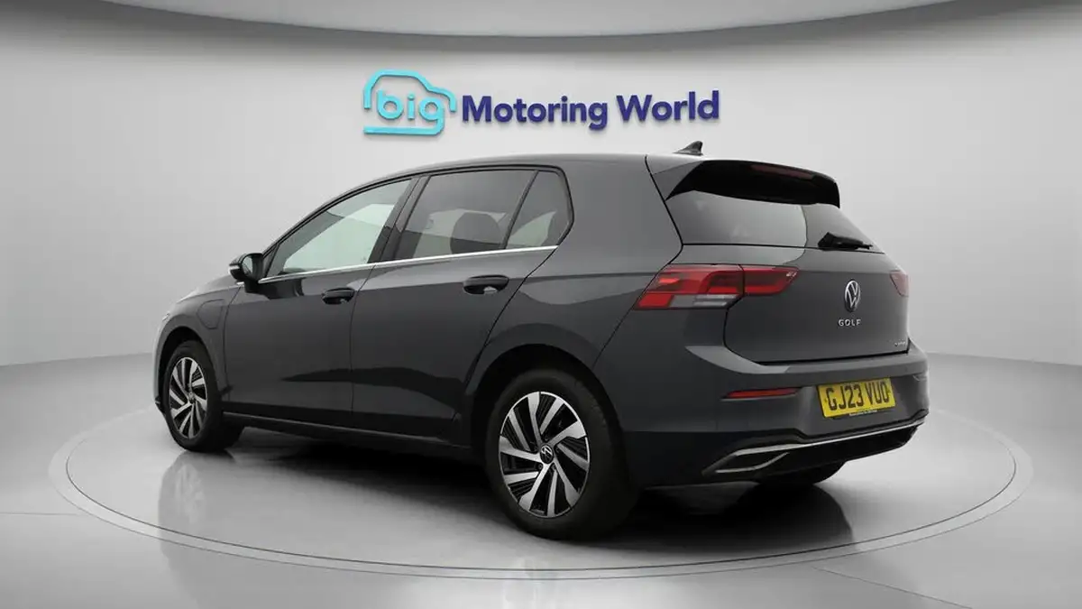 2023-volkswagen-golf-14-tsi-ehybrid-style-big-5
