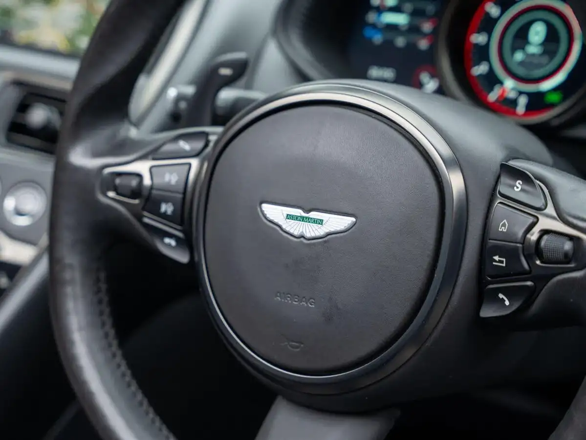 2019-aston-martin-db11-big-27