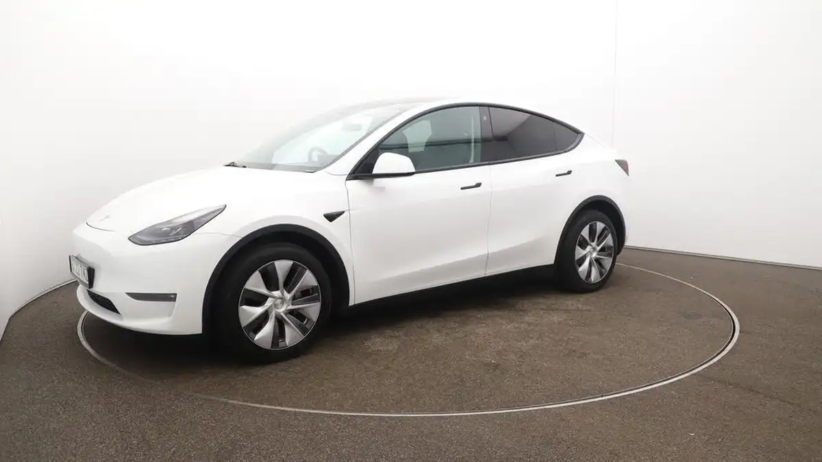 2022-tesla-model-y-e-long-range-big-70