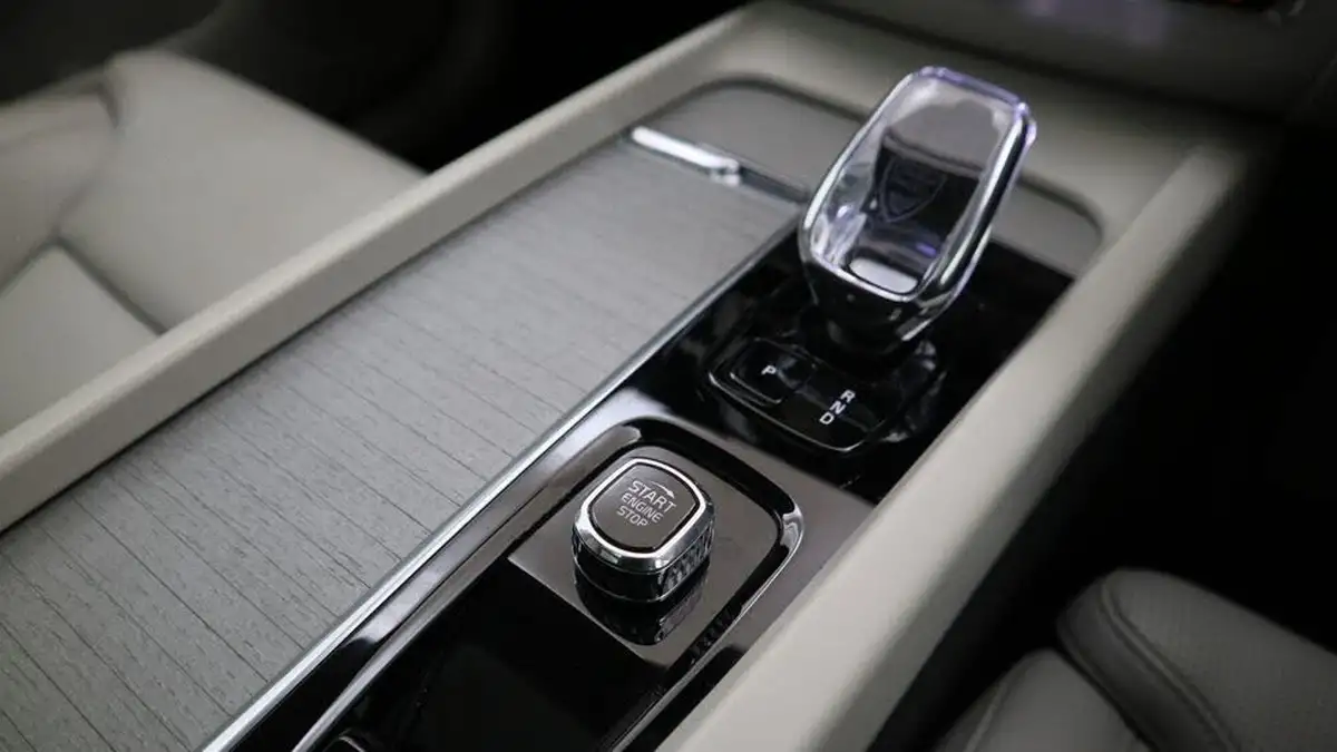 2024-volvo-xc60-20-t8-ultimate-dark-big-32
