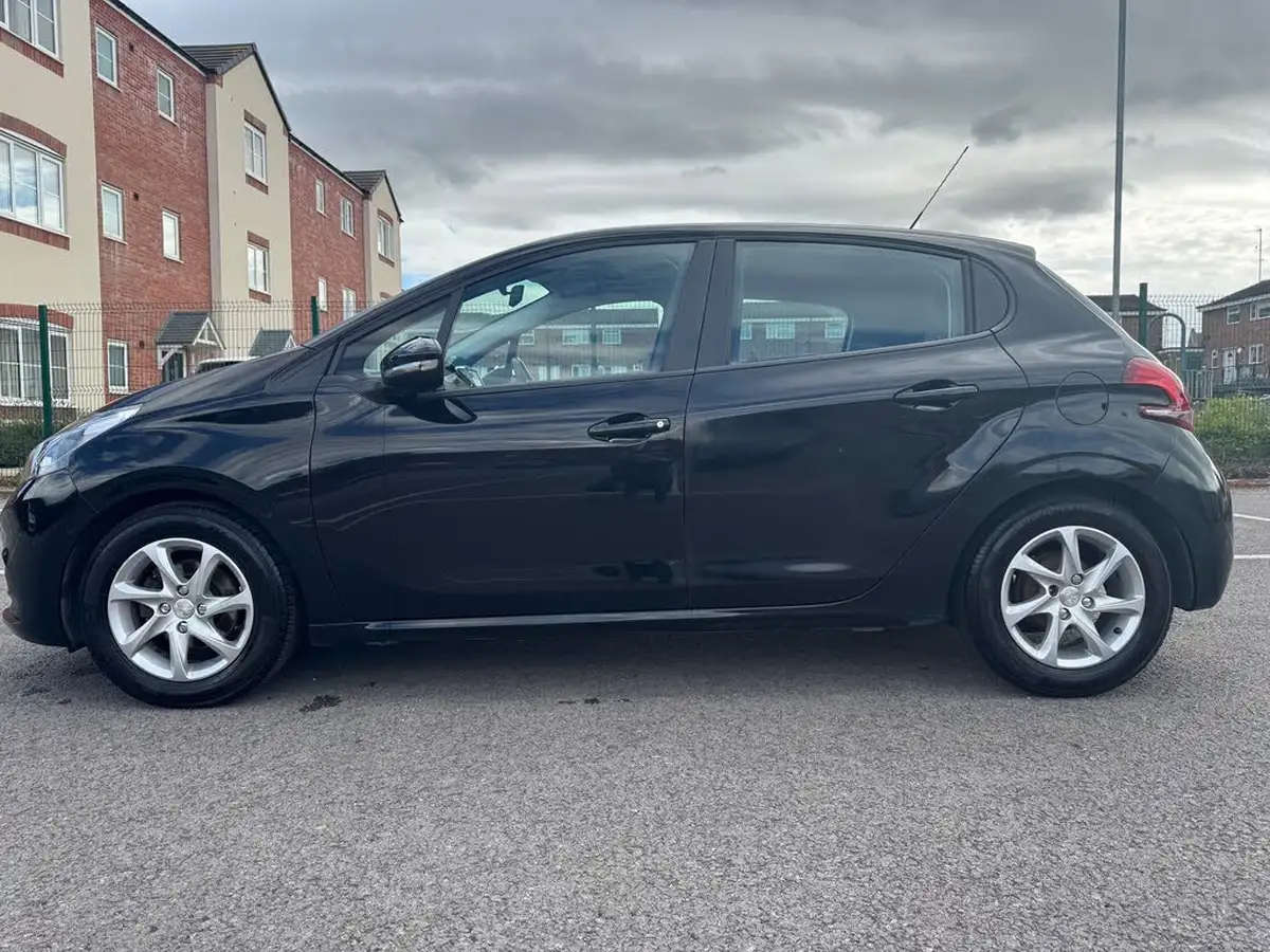 2017-peugeot-208-12-puretech-active-82bhp-5d-big-4