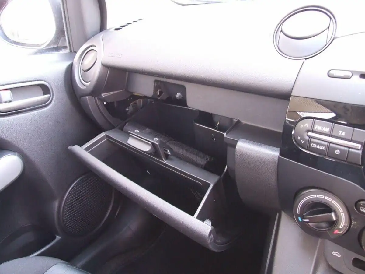 2011-mazda-mazda2-13-ts2-5d-big-40