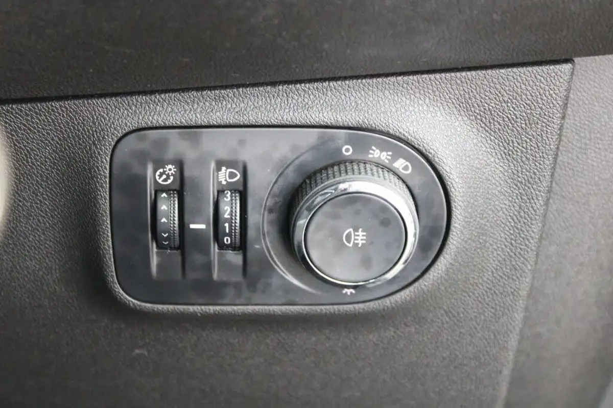 2015-vauxhall-corsa-14-sting-3d-big-32