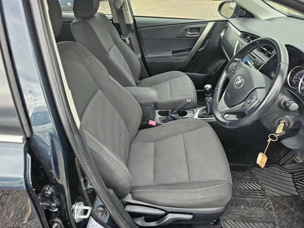 2015-toyota-auris-14td-icon-hatchback-big-14