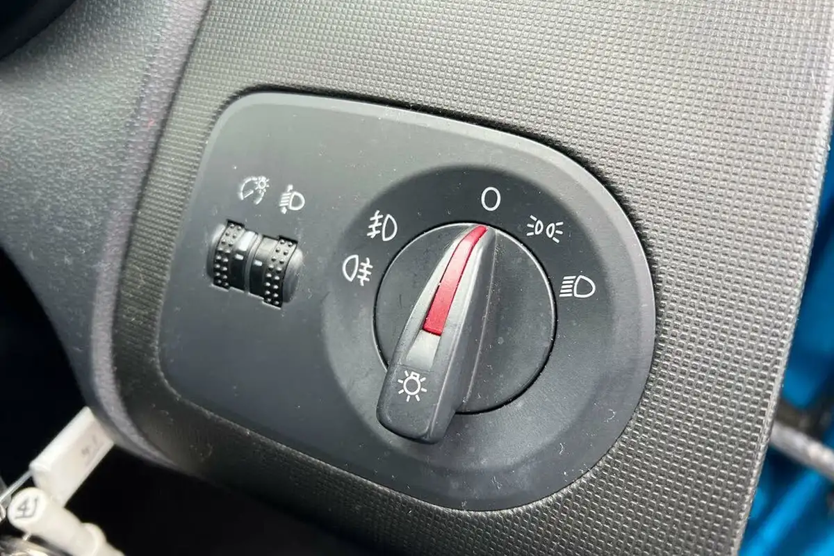 2015-seat-ibiza-14-toca-hatchback-5d-big-22