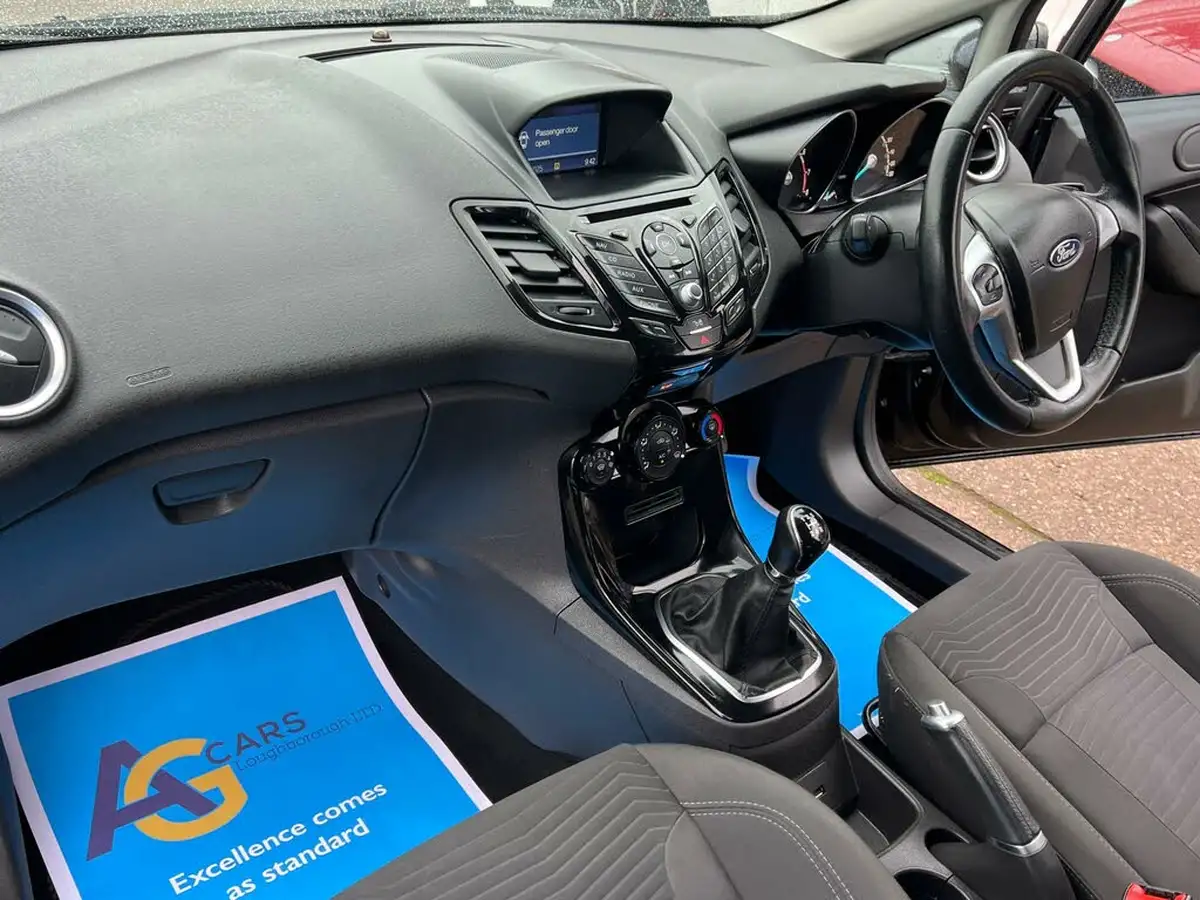 2016-ford-fiesta-125-zetec-3d-big-28