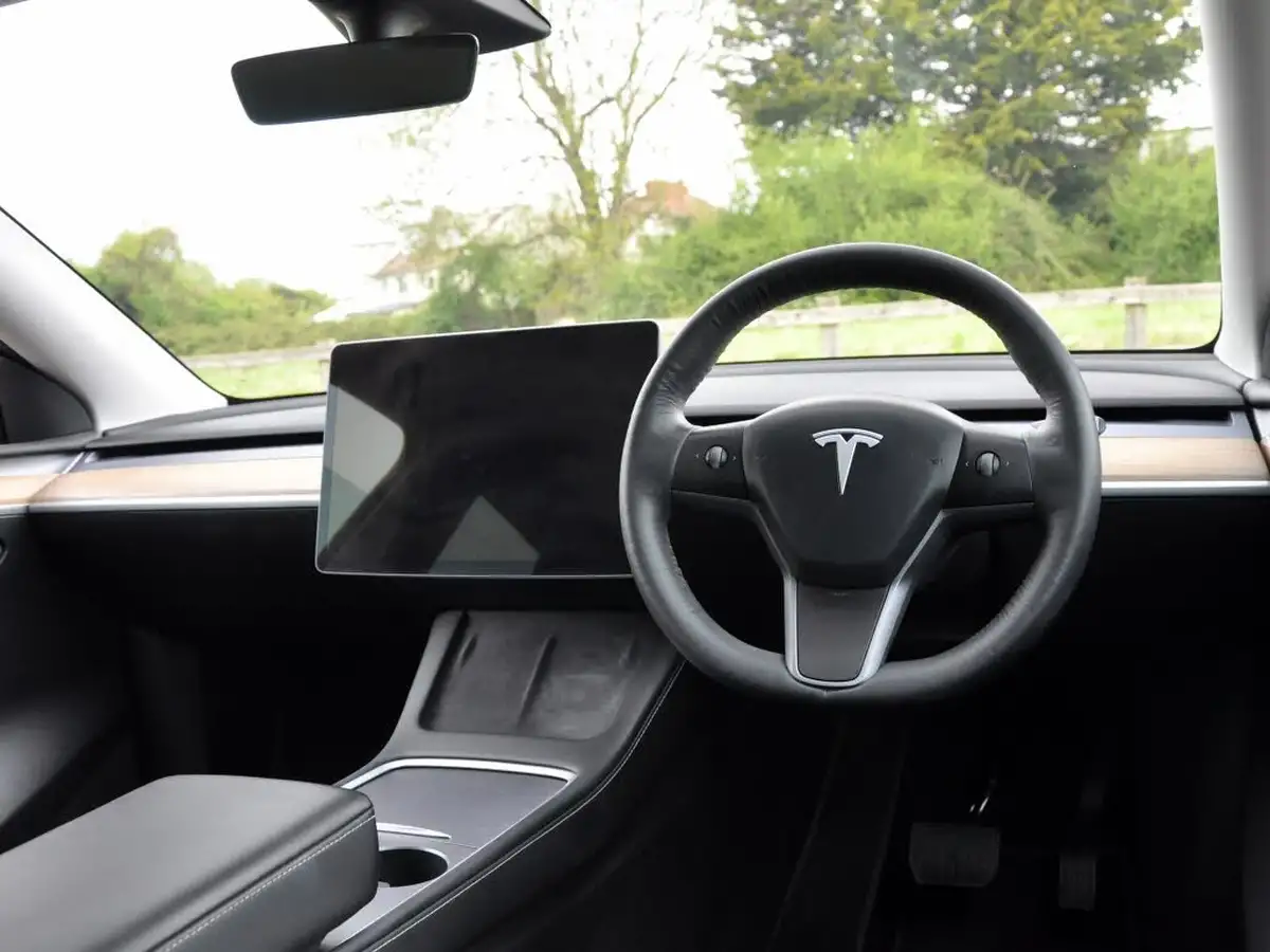 2022-tesla-model-y-e-long-range-big-1