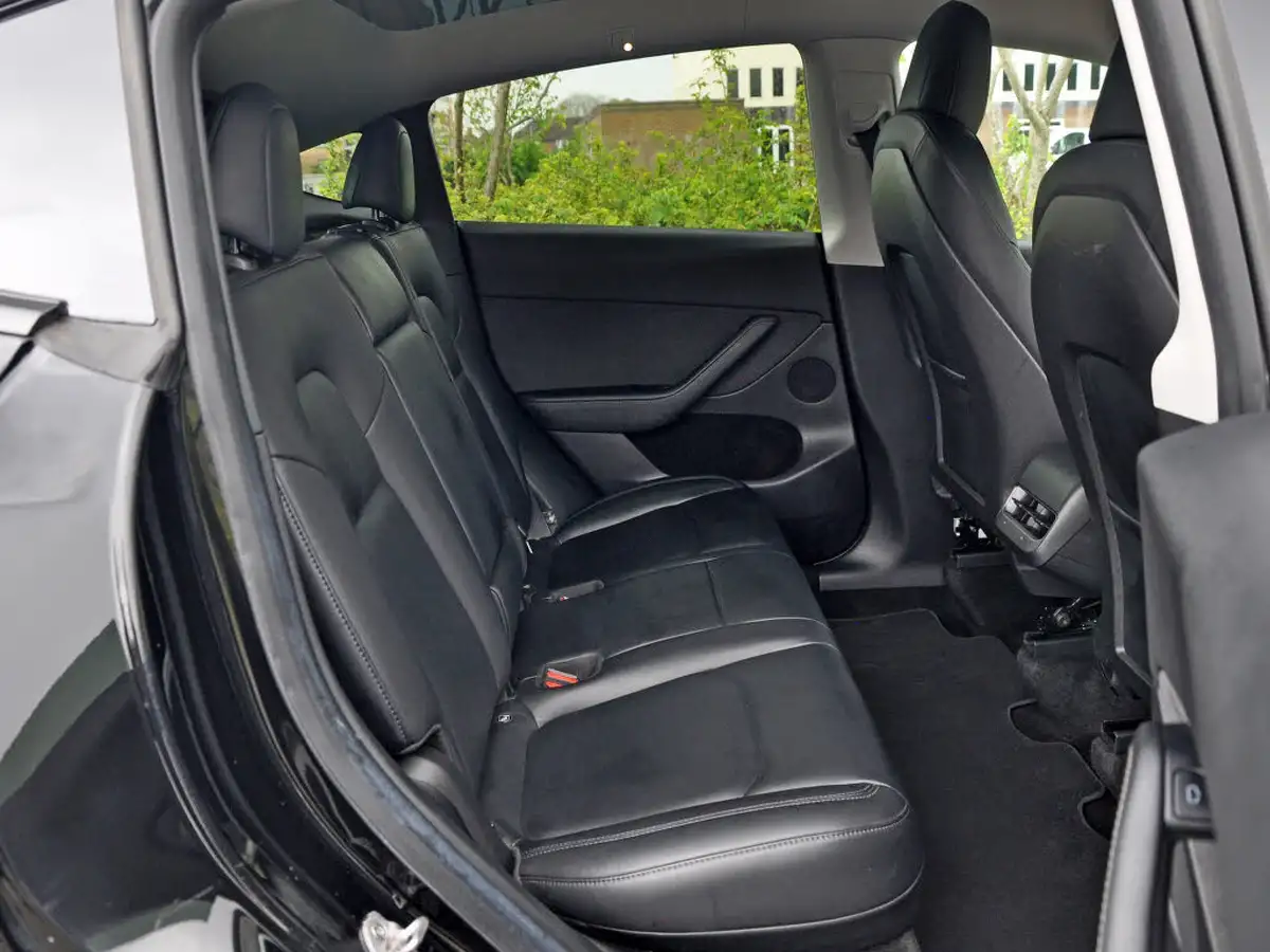 2022-tesla-model-y-e-long-range-big-45