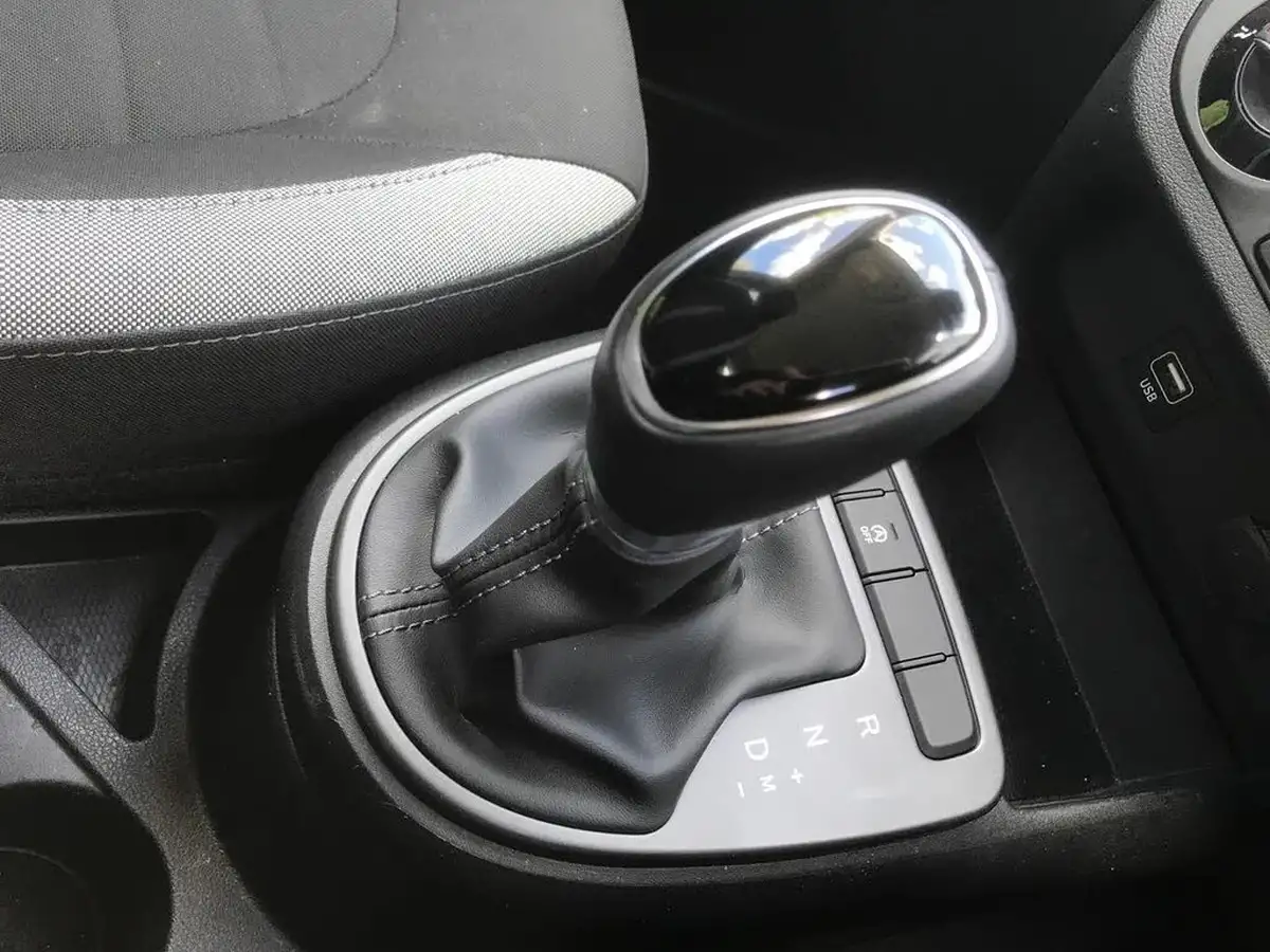 2023-hyundai-i10-12-se-connect-auto-big-18
