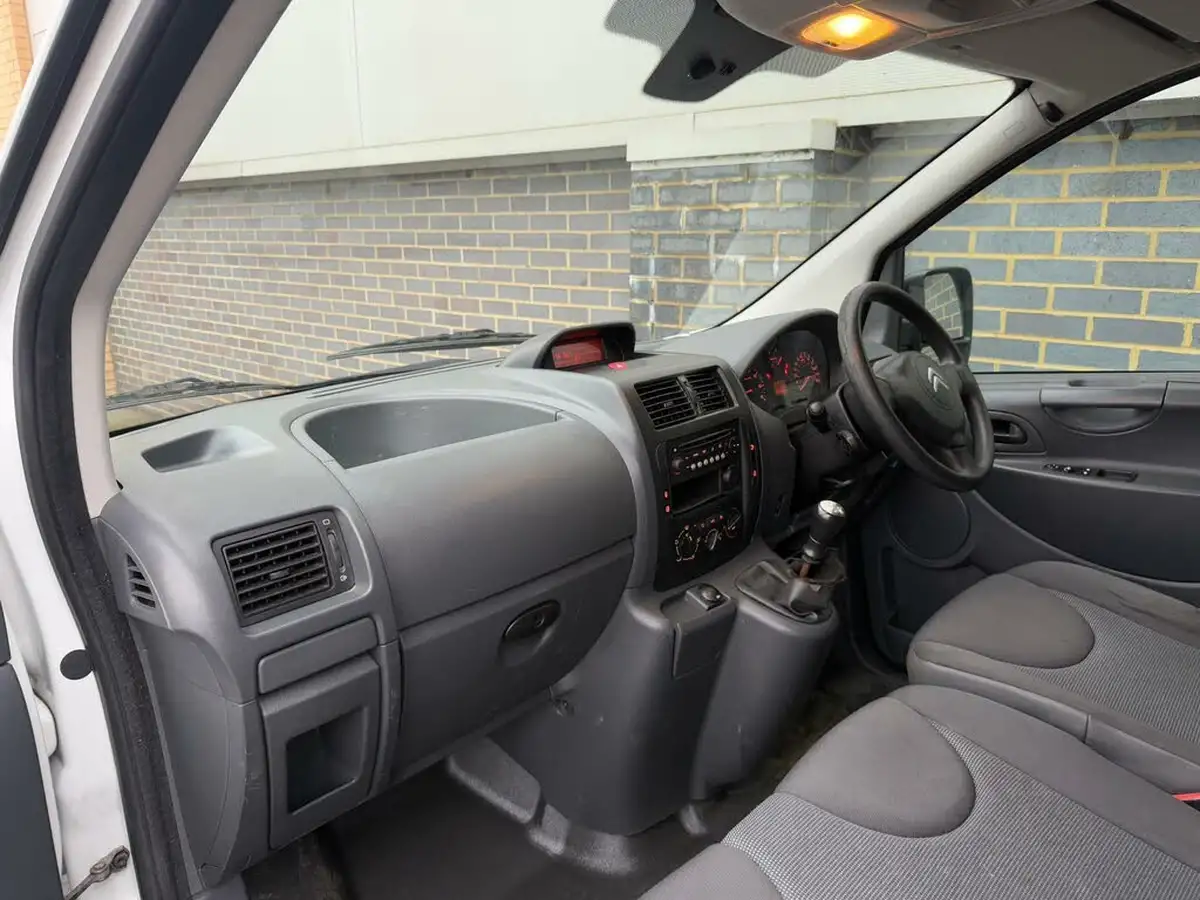 2016-citroen-dispatch-16td-enterprise-panel-big-25