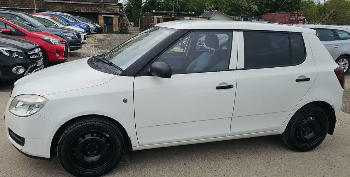 2009-skoda-fabia-12-1-6v-60bhp-hatchback-big-1
