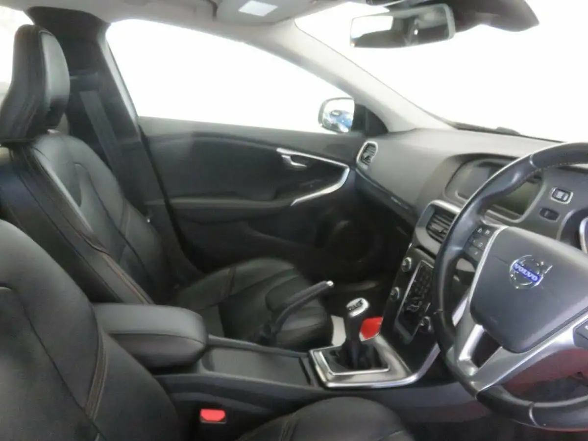 2015-volvo-v40-16td-d2-cross-country-lux-nav-big-19