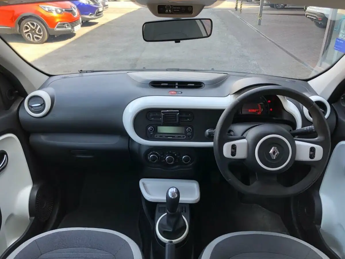 2015-renault-twingo-10-play-big-16