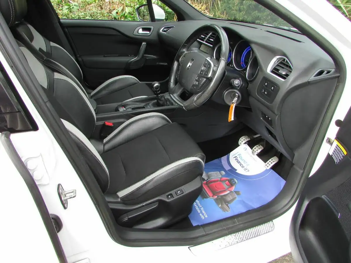 2013-citroen-ds4-16e-hdi-dstyle-big-5