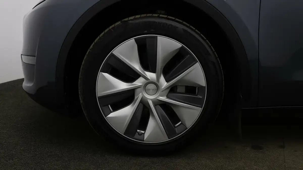 2023-tesla-model-y-e-long-range-big-17