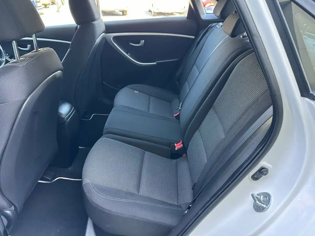 2012-hyundai-i30-16td-active-blue-drive-isg-big-8
