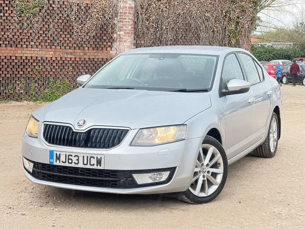 2013-skoda-octavia-20tdi-elegance-hatchback-dsg-big-9