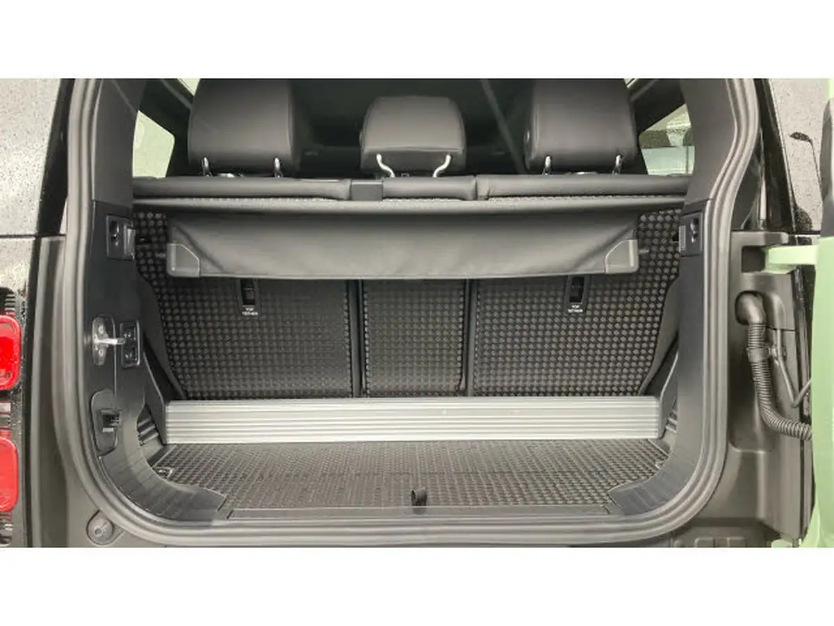 2024-land-rover-90-defender-30-d300-75th-edition-big-24