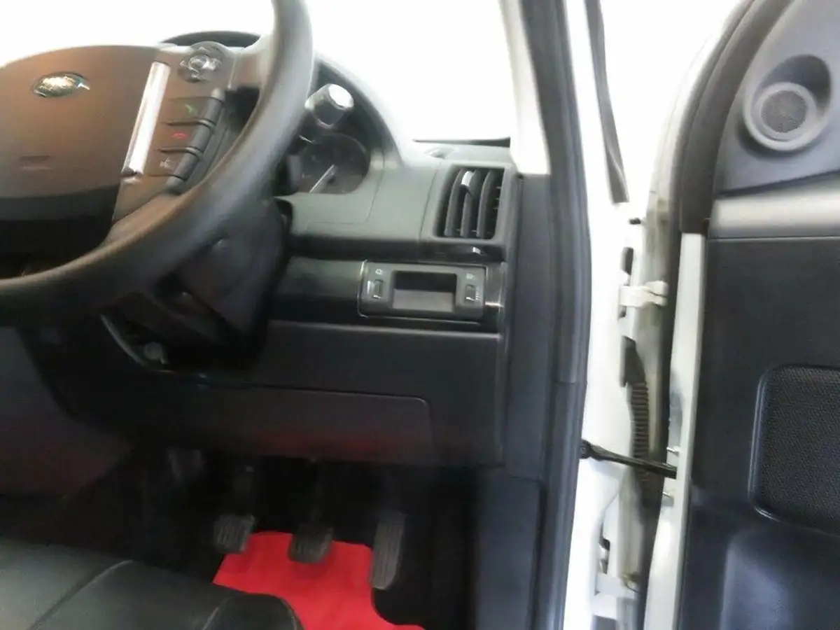 2014-land-rover-freelander-2-22td4-se-tech-big-39