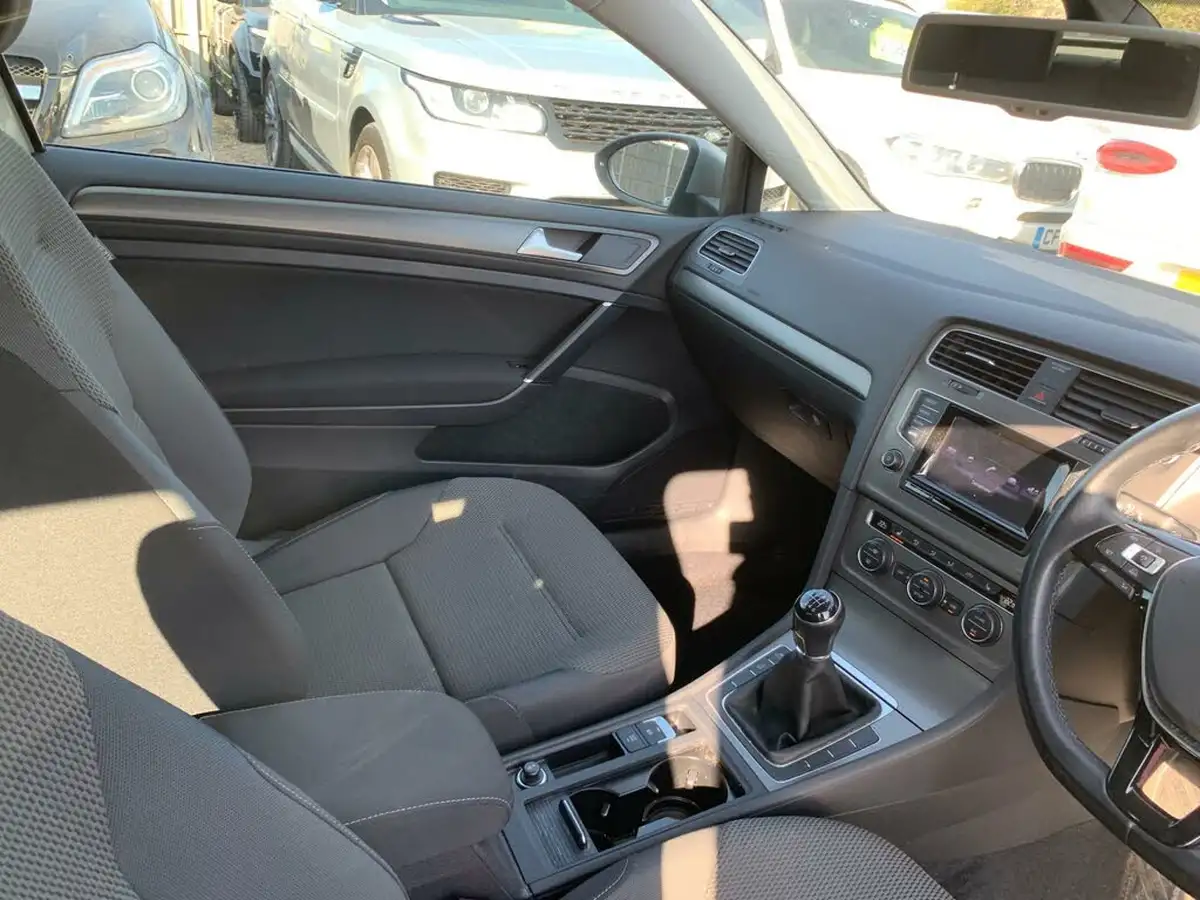 2013-volkswagen-golf-20tdi-se-ss-hatchback-3d-big-17