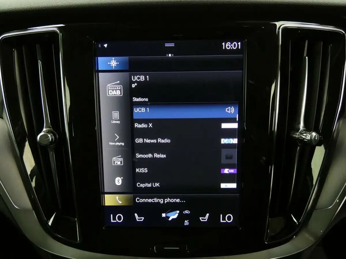 2022-volvo-v60-20-b3-momentum-161bhp-big-9