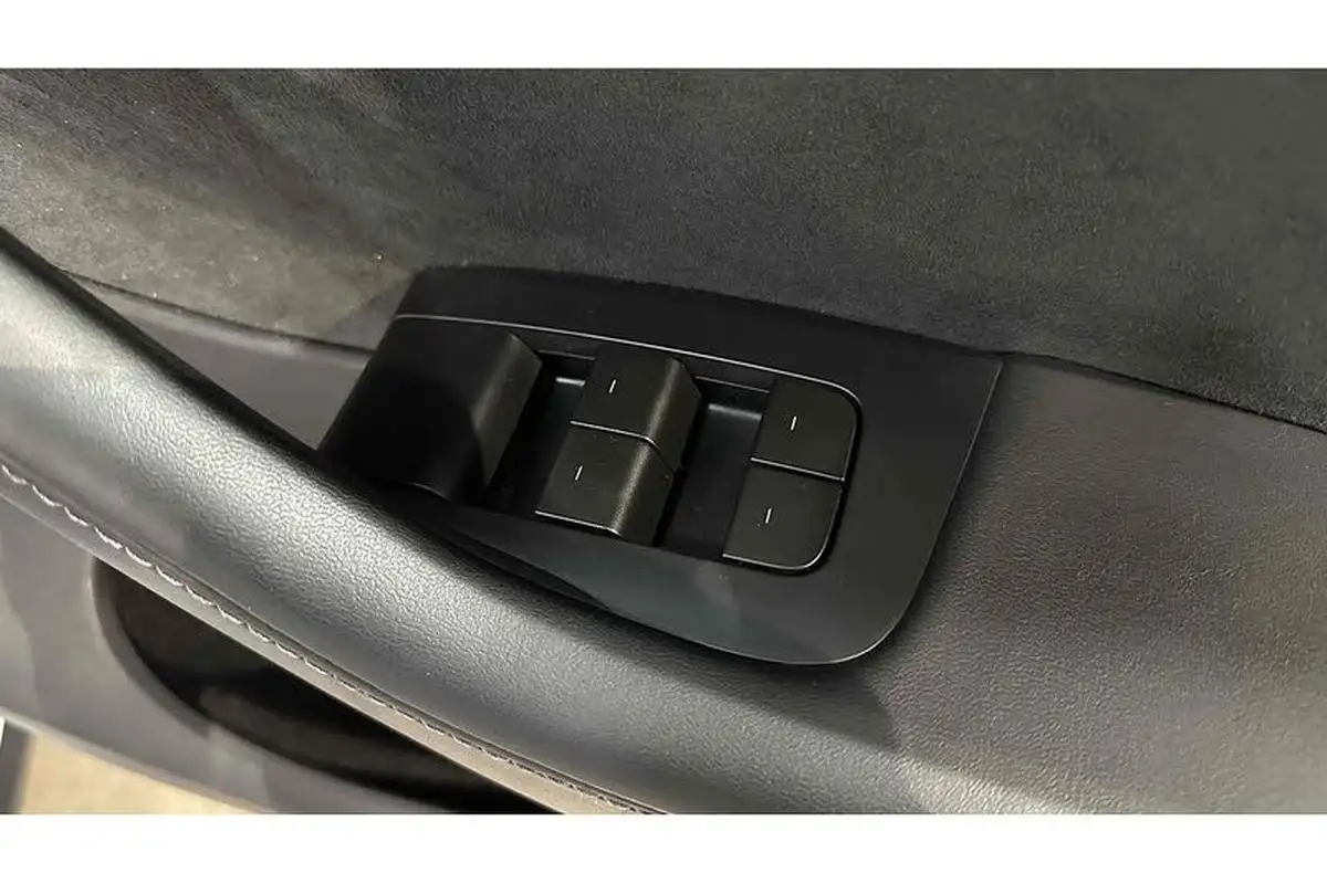 2023-tesla-model-y-e-rwd-big-32