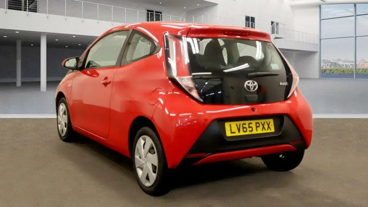 2015-toyota-aygo-10-vvt-i-x-play-3d-big-2