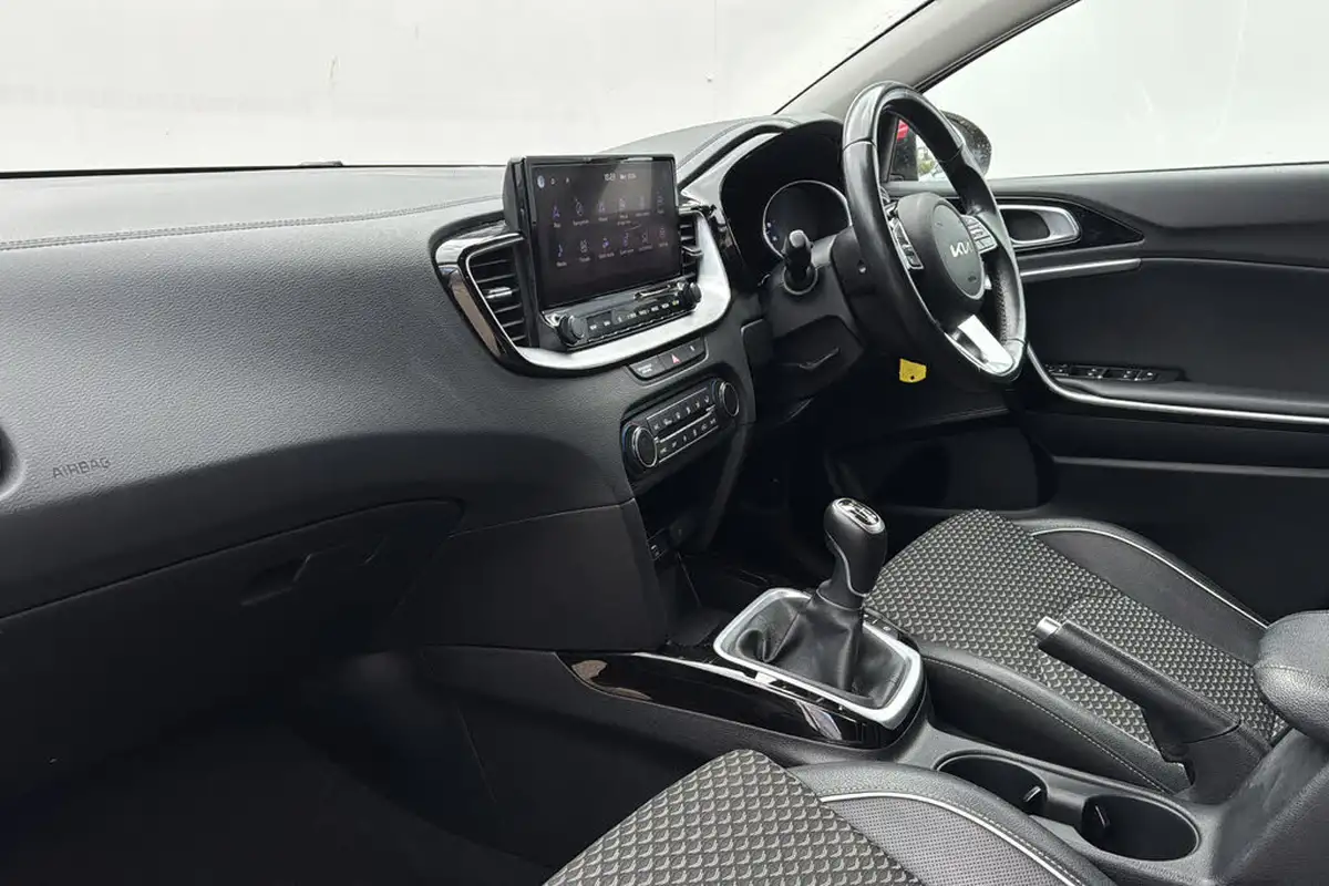 2022-kia-ceed-15-t-gdi-3-hatchback-big-9