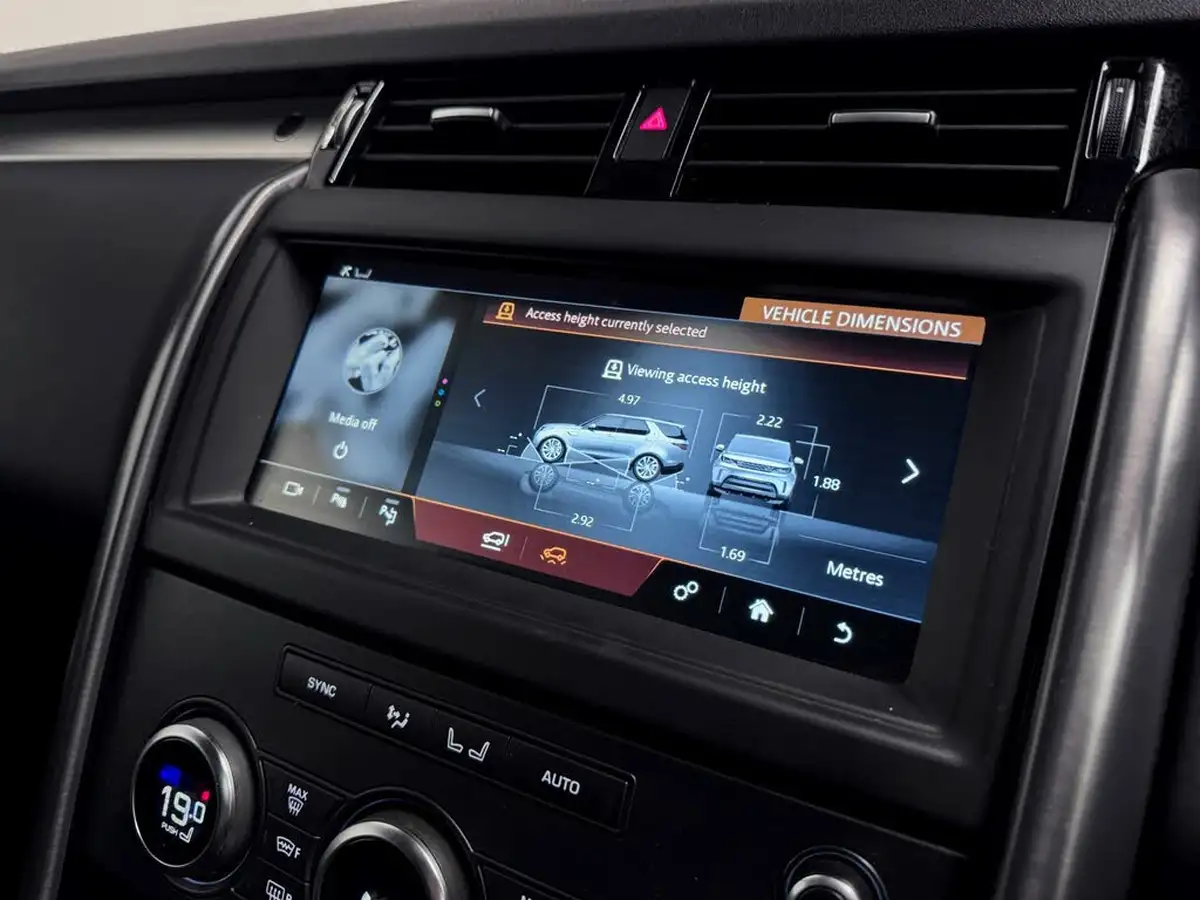 2020-land-rover-discovery-30-sd6-landmark-big-43