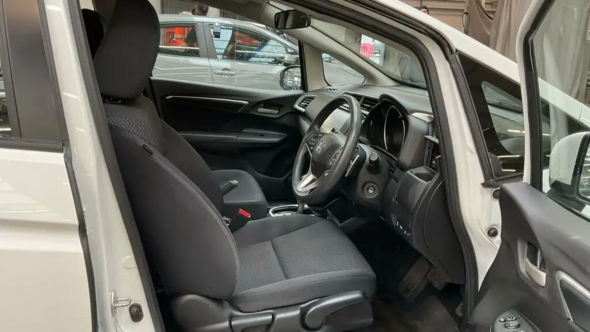 2017-honda-jazz-13-i-vtec-se-navi-cvt-big-2