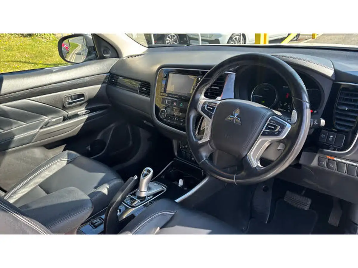 2015-mitsubishi-outlander-20-gx4h-phev-big-10
