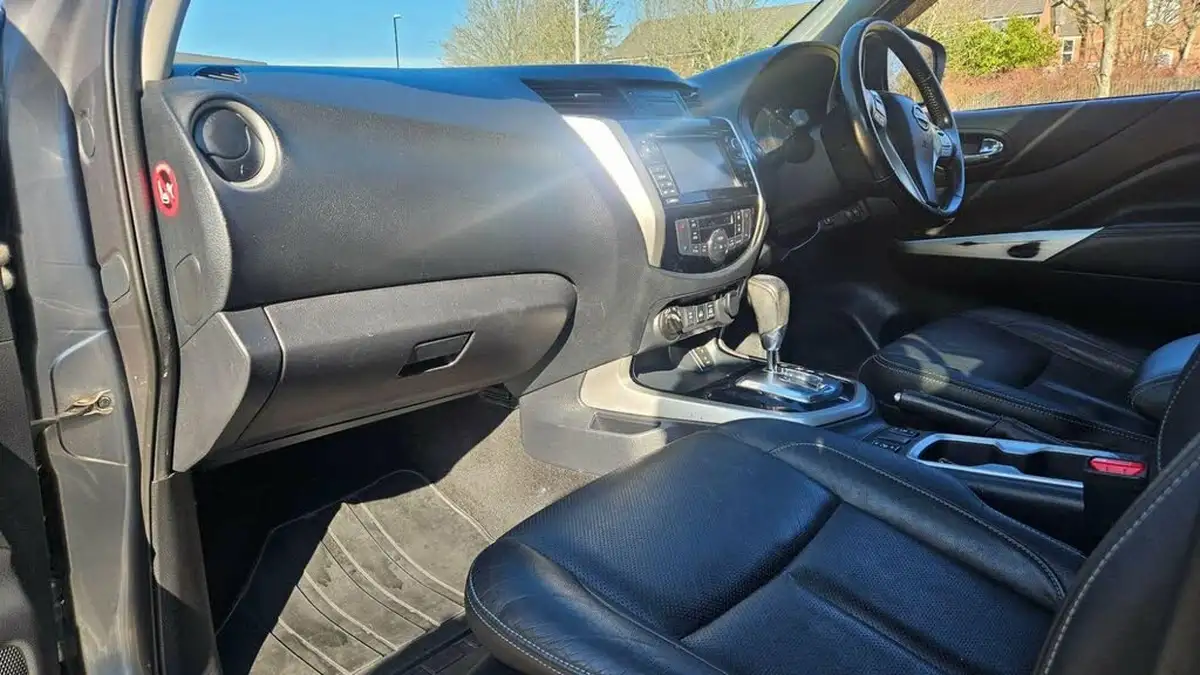 2018-nissan-navara-23dci-tekna-auto-big-19