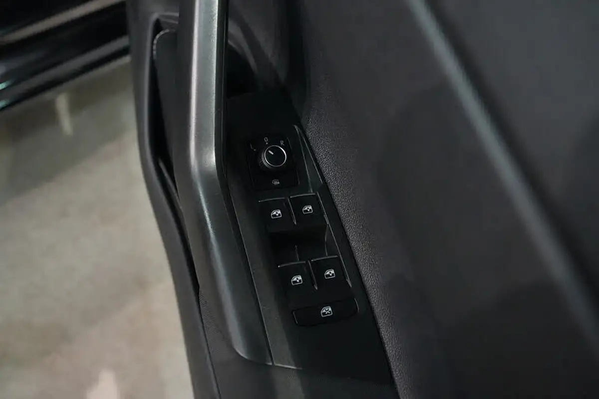 2018-volkswagen-polo-10-se-75ps-big-21