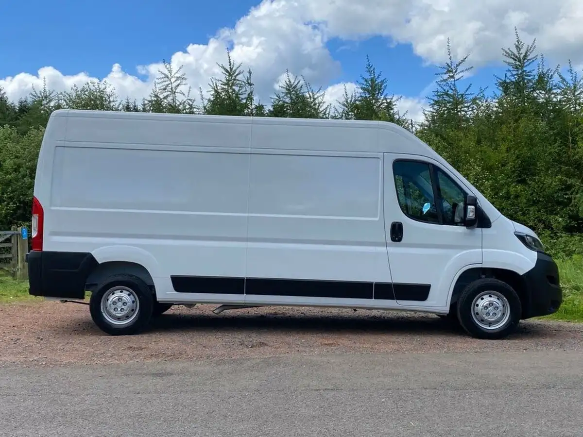 2024-peugeot-boxer-22-bluehdi-professional-premium-335-l3h2-panel-big-2