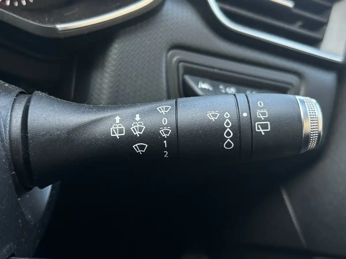 2020-renault-clio-10-tce-iconic-100bhp-cvt-big-20