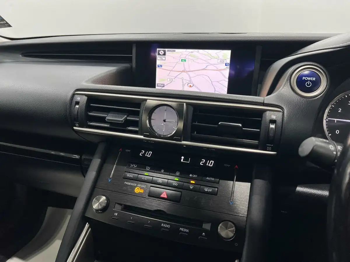 2017-lexus-is-300h-25-advance-big-21