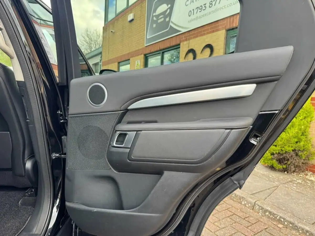 2020-land-rover-discovery-30-sd6-landmark-big-23