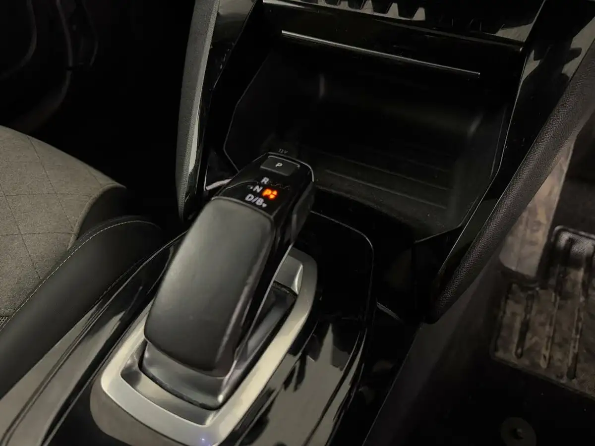 2021-peugeot-2008-suv-e-gt-big-33