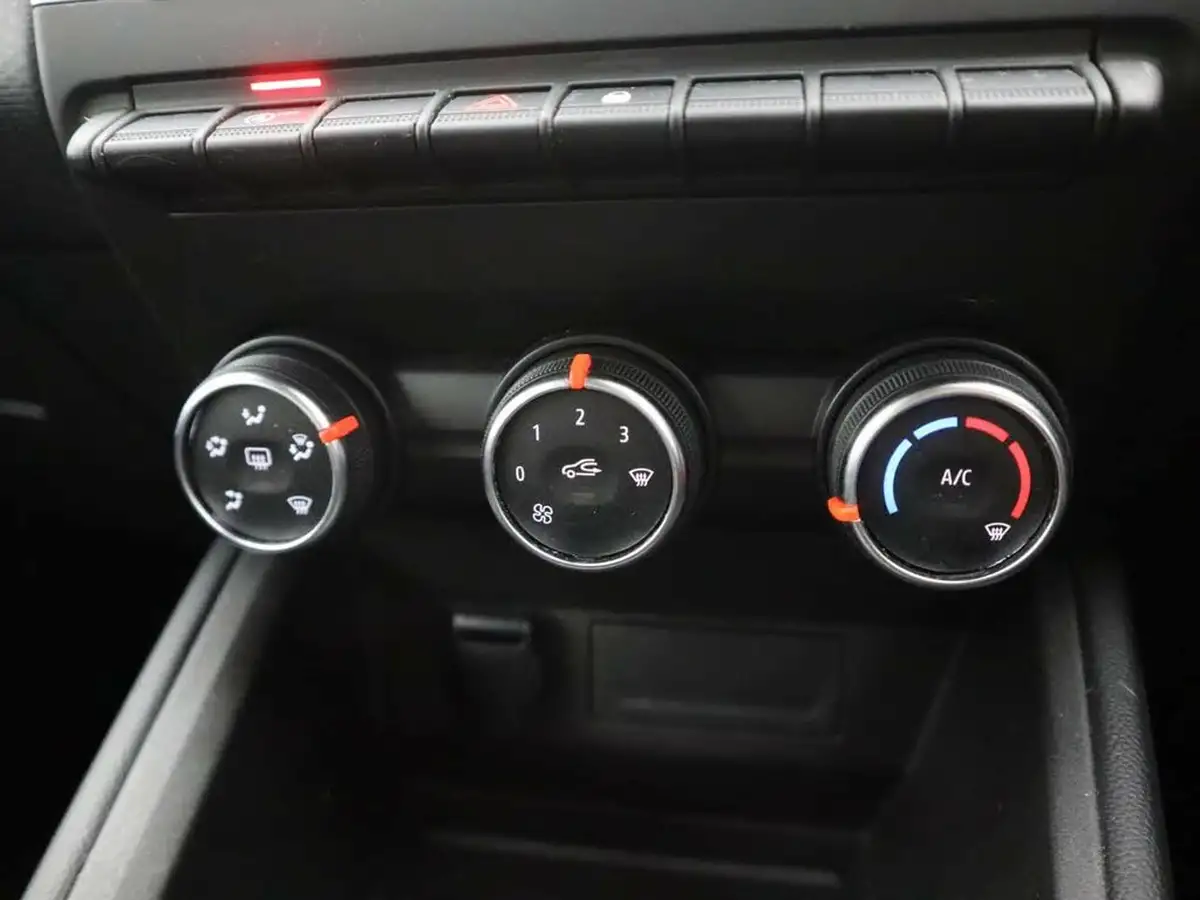 2020-renault-clio-10-sce-play-75bhp-big-17